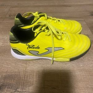 Kid indoor soccer shoes